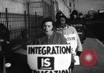 Immagine di I sostenitori delle scuole integrate United States USA, 1962, secondo 14 filmato di repertorio 65675044241