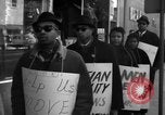 Immagine di Gli afroamericani picket una caffetteria di New York City New York City USA, 1962, secondo 8 filmato di repertorio 65675044244