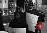 Immagine di Gli afroamericani picket una caffetteria di New York City New York City USA, 1962, secondo 13 filmato di repertorio 65675044244