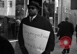 Immagine di Gli afroamericani picket una caffetteria di New York City New York City USA, 1962, secondo 15 filmato di repertorio 65675044244