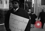 Immagine di Gli afroamericani picket una caffetteria di New York City New York City USA, 1962, secondo 16 filmato di repertorio 65675044244