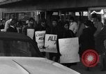 Immagine di Gli afroamericani picket una caffetteria di New York City New York City USA, 1962, secondo 50 filmato di repertorio 65675044244