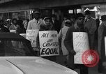 Immagine di Gli afroamericani picket una caffetteria di New York City New York City USA, 1962, secondo 56 filmato di repertorio 65675044244