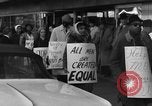Immagine di Gli afroamericani picket una caffetteria di New York City New York City USA, 1962, secondo 57 filmato di repertorio 65675044244