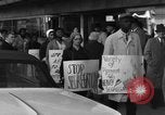 Immagine di Gli afroamericani picket una caffetteria di New York City New York City USA, 1962, secondo 60 filmato di repertorio 65675044244