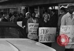 Immagine di Gli afroamericani picket una caffetteria di New York City New York City USA, 1962, secondo 61 filmato di repertorio 65675044244