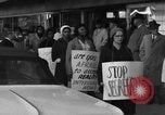 Immagine di Gli afroamericani picket una caffetteria di New York City New York City USA, 1962, secondo 62 filmato di repertorio 65675044244