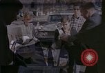 Immagine di Le persone leggere giornali New York City USA, 1964, secondo 1 filmato di repertorio 65675044257