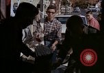 Immagine di Le persone leggere giornali New York City USA, 1964, secondo 3 filmato di repertorio 65675044257