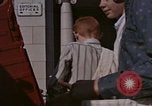 Immagine di Le persone leggere giornali New York City USA, 1964, secondo 4 filmato di repertorio 65675044257