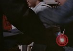 Immagine di Le persone leggere giornali New York City USA, 1964, secondo 5 filmato di repertorio 65675044257