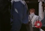 Immagine di Le persone leggere giornali New York City USA, 1964, secondo 6 filmato di repertorio 65675044257