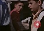 Immagine di Le persone leggere giornali New York City USA, 1964, secondo 7 filmato di repertorio 65675044257