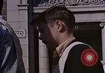 Immagine di Le persone leggere giornali New York City USA, 1964, secondo 8 filmato di repertorio 65675044257