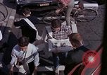 Immagine di Le persone leggere giornali New York City USA, 1964, secondo 9 filmato di repertorio 65675044257