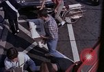 Immagine di Le persone leggere giornali New York City USA, 1964, secondo 10 filmato di repertorio 65675044257