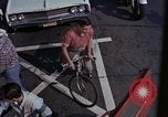 Immagine di Le persone leggere giornali New York City USA, 1964, secondo 11 filmato di repertorio 65675044257