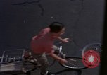 Immagine di Le persone leggere giornali New York City USA, 1964, secondo 13 filmato di repertorio 65675044257