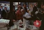 Immagine di Le persone leggere giornali New York City USA, 1964, secondo 15 filmato di repertorio 65675044257