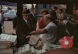 Immagine di Le persone leggere giornali New York City USA, 1964, secondo 16 filmato di repertorio 65675044257