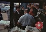 Immagine di Le persone leggere giornali New York City USA, 1964, secondo 17 filmato di repertorio 65675044257