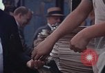 Immagine di Le persone leggere giornali New York City USA, 1964, secondo 18 filmato di repertorio 65675044257