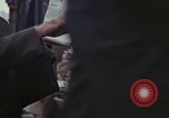 Immagine di Le persone leggere giornali New York City USA, 1964, secondo 20 filmato di repertorio 65675044257