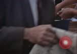 Immagine di Le persone leggere giornali New York City USA, 1964, secondo 21 filmato di repertorio 65675044257