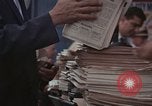 Immagine di Le persone leggere giornali New York City USA, 1964, secondo 22 filmato di repertorio 65675044257