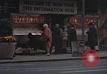 Immagine di Le persone leggere giornali New York City USA, 1964, secondo 23 filmato di repertorio 65675044257