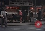 Immagine di Le persone leggere giornali New York City USA, 1964, secondo 24 filmato di repertorio 65675044257