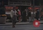Immagine di Le persone leggere giornali New York City USA, 1964, secondo 25 filmato di repertorio 65675044257