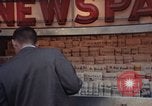Immagine di Le persone leggere giornali New York City USA, 1964, secondo 26 filmato di repertorio 65675044257