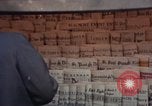 Immagine di Le persone leggere giornali New York City USA, 1964, secondo 27 filmato di repertorio 65675044257