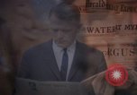 Immagine di Le persone leggere giornali New York City USA, 1964, secondo 33 filmato di repertorio 65675044257