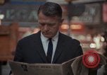 Immagine di Le persone leggere giornali New York City USA, 1964, secondo 34 filmato di repertorio 65675044257