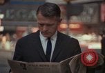 Immagine di Le persone leggere giornali New York City USA, 1964, secondo 35 filmato di repertorio 65675044257