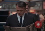 Immagine di Le persone leggere giornali New York City USA, 1964, secondo 36 filmato di repertorio 65675044257
