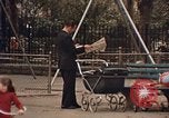 Immagine di Le persone leggere giornali New York City USA, 1964, secondo 37 filmato di repertorio 65675044257