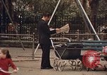 Immagine di Le persone leggere giornali New York City USA, 1964, secondo 38 filmato di repertorio 65675044257