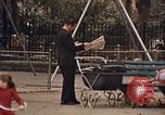Immagine di Le persone leggere giornali New York City USA, 1964, secondo 39 filmato di repertorio 65675044257