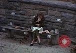 Immagine di Le persone leggere giornali New York City USA, 1964, secondo 40 filmato di repertorio 65675044257
