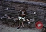 Immagine di Le persone leggere giornali New York City USA, 1964, secondo 41 filmato di repertorio 65675044257