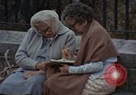 Immagine di Le persone leggere giornali New York City USA, 1964, secondo 43 filmato di repertorio 65675044257