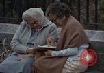 Immagine di Le persone leggere giornali New York City USA, 1964, secondo 44 filmato di repertorio 65675044257