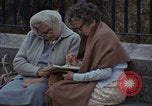 Immagine di Le persone leggere giornali New York City USA, 1964, secondo 45 filmato di repertorio 65675044257