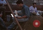 Immagine di Le persone leggere giornali New York City USA, 1964, secondo 46 filmato di repertorio 65675044257
