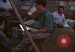 Immagine di Le persone leggere giornali New York City USA, 1964, secondo 47 filmato di repertorio 65675044257