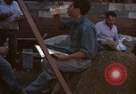 Immagine di Le persone leggere giornali New York City USA, 1964, secondo 48 filmato di repertorio 65675044257