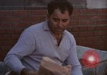 Immagine di Le persone leggere giornali New York City USA, 1964, secondo 49 filmato di repertorio 65675044257